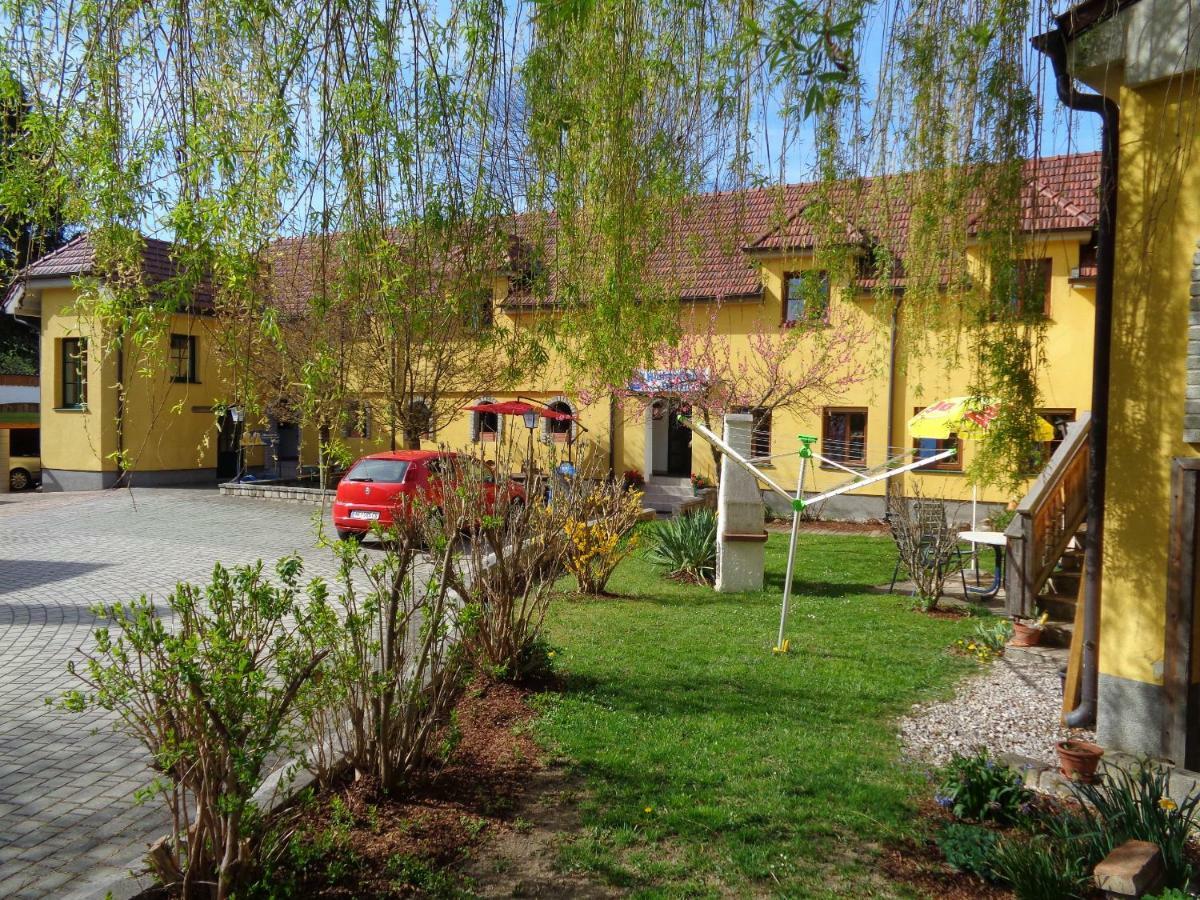 Pension Himmelreich Ternitz Buitenkant foto